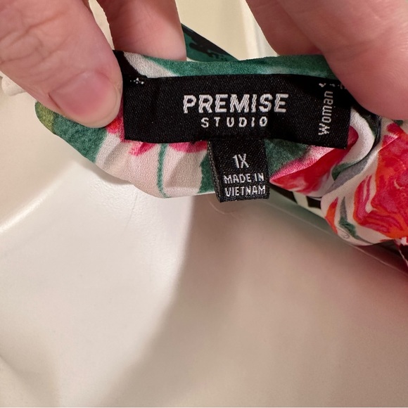 Premise Studio 3/4 sleeve top. Size 1X top. Plus size top. Tropical print blouse - Picture 8 of 9